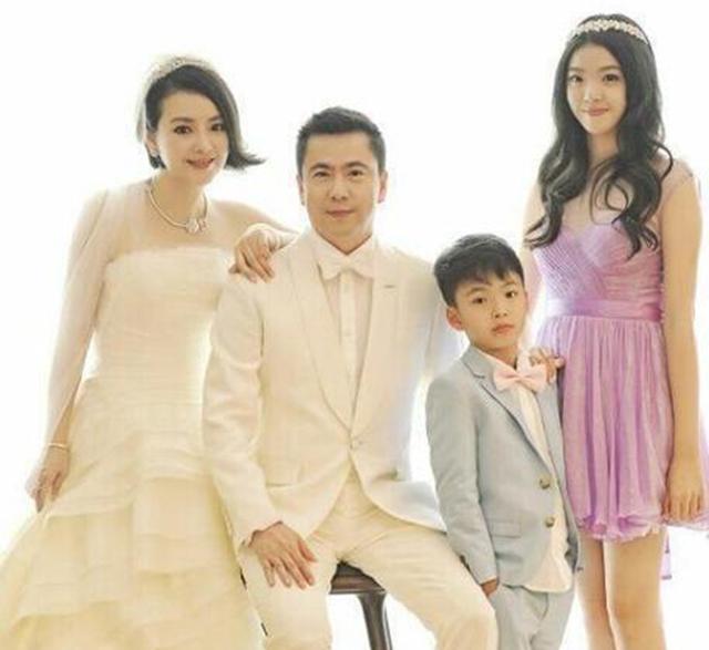 不顧家人反對「下嫁窮小子」今身價千億　為妻補辦「世紀婚禮」
