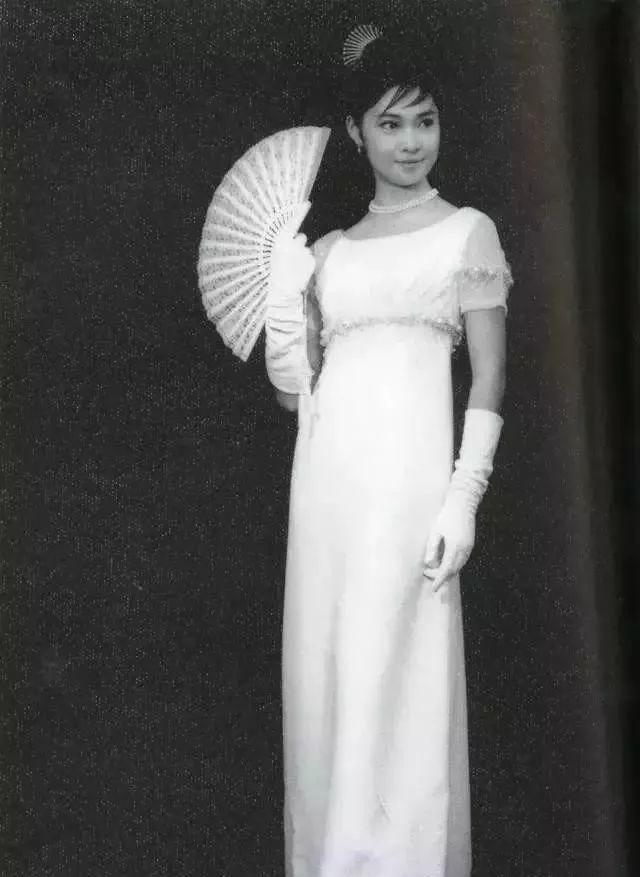 她曾是謝賢「夢中情人」與林青霞搶男人！「二婚遇真愛」放棄演藝事業  如今72歲依舊氣質動人