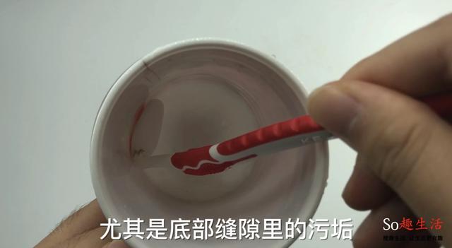 用繩子把牙刷綁在一起，解決了很多人的困擾，趕快學起來~
