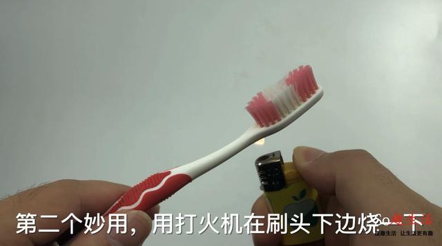 用繩子把牙刷綁在一起，解決了很多人的困擾，趕快學起來~
