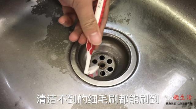 用繩子把牙刷綁在一起，解決了很多人的困擾，趕快學起來~