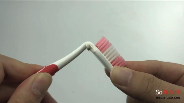 用繩子把牙刷綁在一起，解決了很多人的困擾，趕快學起來~