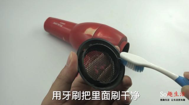 用繩子把牙刷綁在一起，解決了很多人的困擾，趕快學起來~