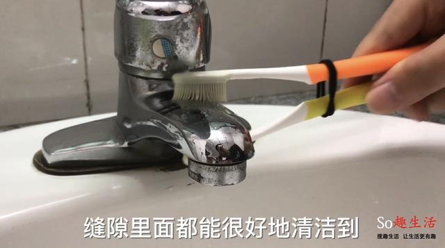 用繩子把牙刷綁在一起，解決了很多人的困擾，趕快學起來~