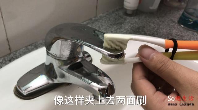 用繩子把牙刷綁在一起，解決了很多人的困擾，趕快學起來~