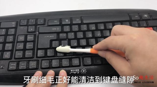 用繩子把牙刷綁在一起，解決了很多人的困擾，趕快學起來~