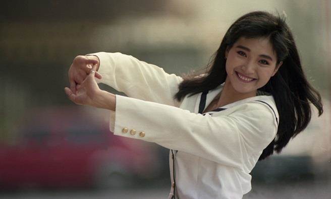 「51歲方季惟」凍齡美貌煞到高中生！相親遭嫌棄：「不要娶了妳全家打包過來」至今未婚