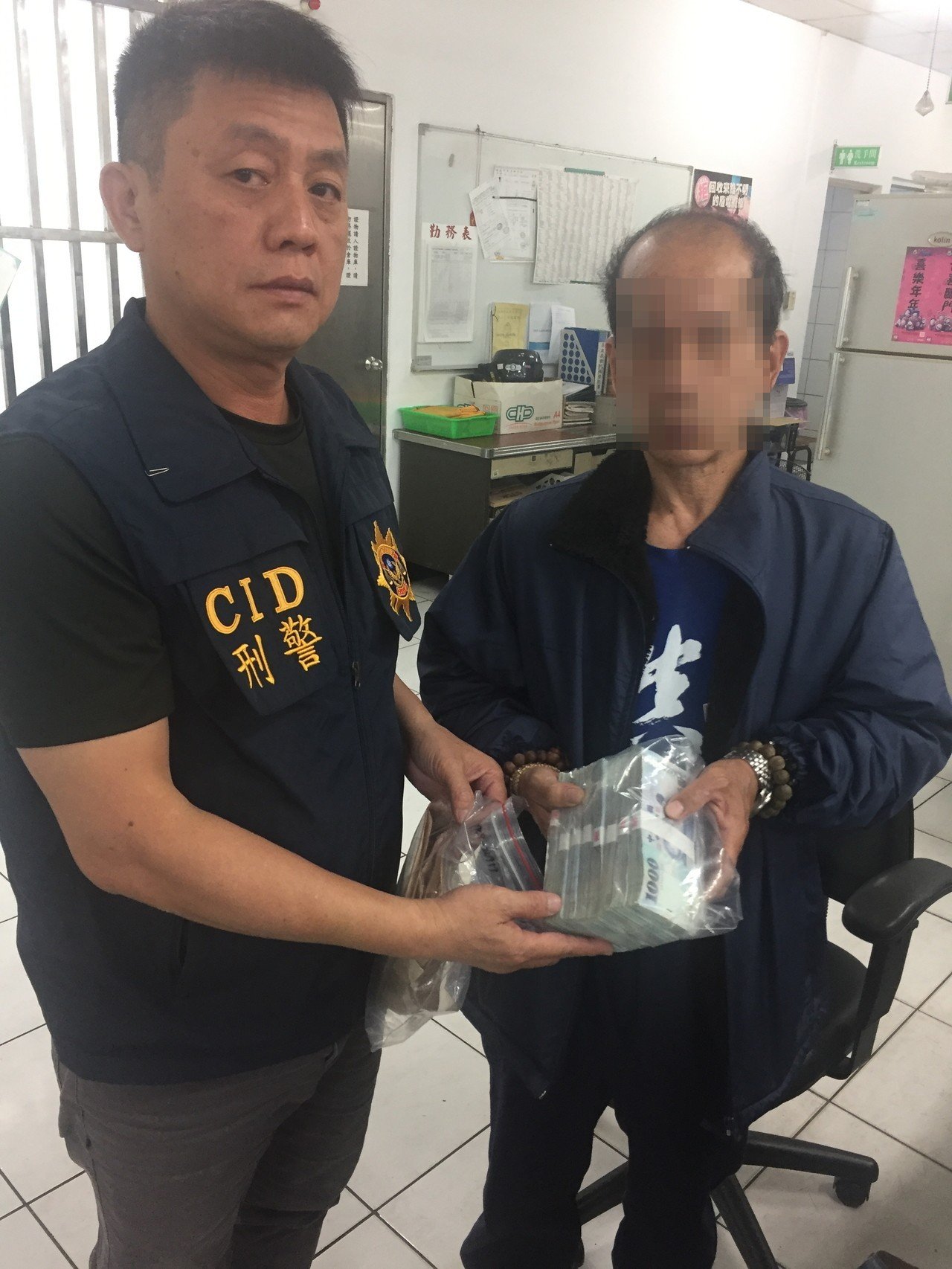 74萬找到了！「超商放一個月」險當垃圾  警察靠「燒焦味」離奇破案失主痛哭：這是保命錢