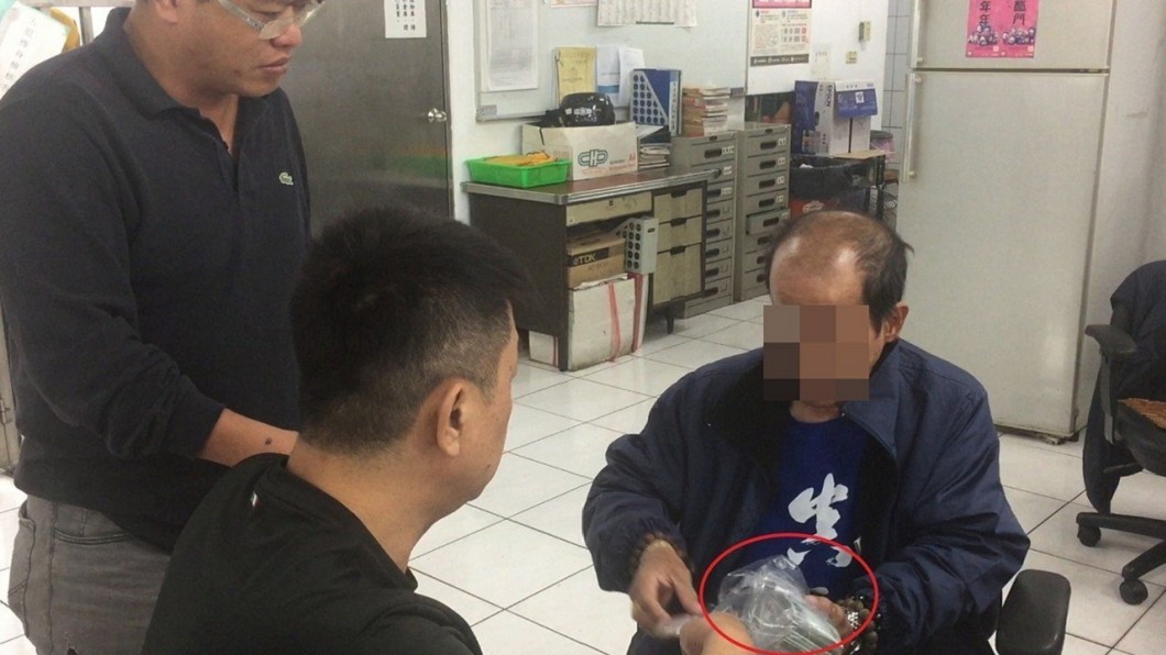 74萬找到了！「超商放一個月」險當垃圾  警察靠「燒焦味」離奇破案失主痛哭：這是保命錢