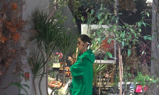 偶遇紅姑！「59歲鍾楚紅」街邊買花心情好  扎著丸子頭「少女感十足」眾人全驚艷