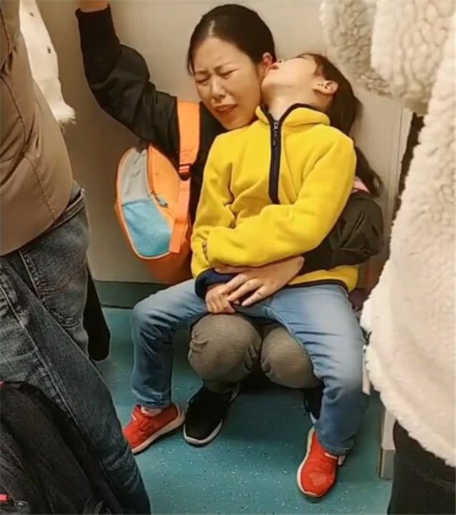 寶媽抱著熟睡女兒坐捷運，卻沒人讓座，「最後的表情」讓人忍不住紅了眼眶！