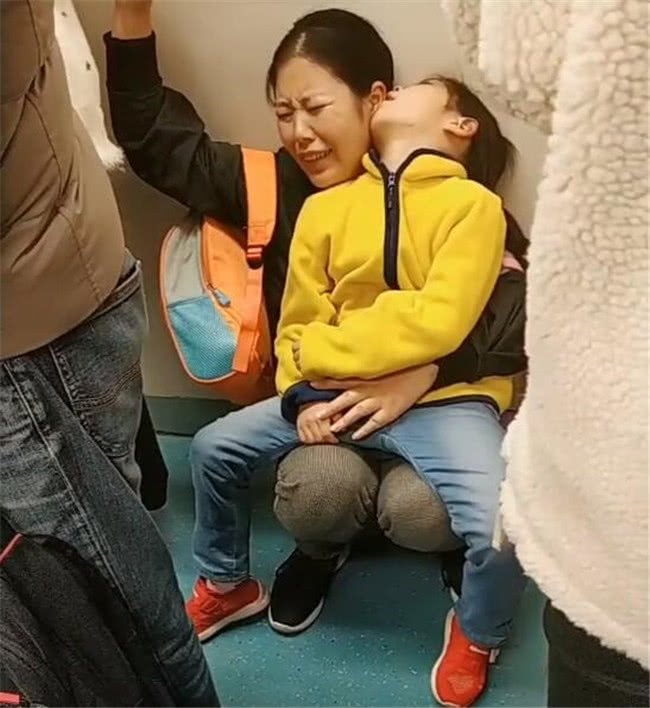 寶媽抱著熟睡女兒坐捷運，卻沒人讓座，「最後的表情」讓人忍不住紅了眼眶！