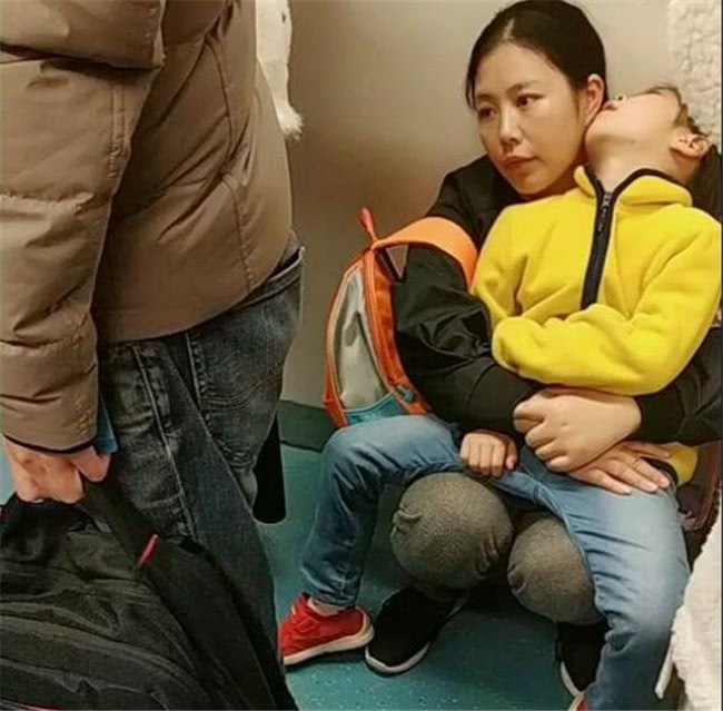 寶媽抱著熟睡女兒坐捷運，卻沒人讓座，「最後的表情」讓人忍不住紅了眼眶！