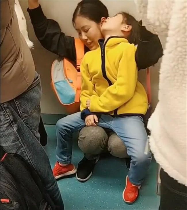 寶媽抱著熟睡女兒坐捷運，卻沒人讓座，「最後的表情」讓人忍不住紅了眼眶！