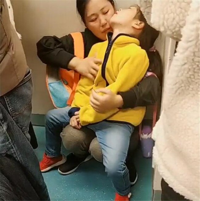 寶媽抱著熟睡女兒坐捷運，卻沒人讓座，「最後的表情」讓人忍不住紅了眼眶！