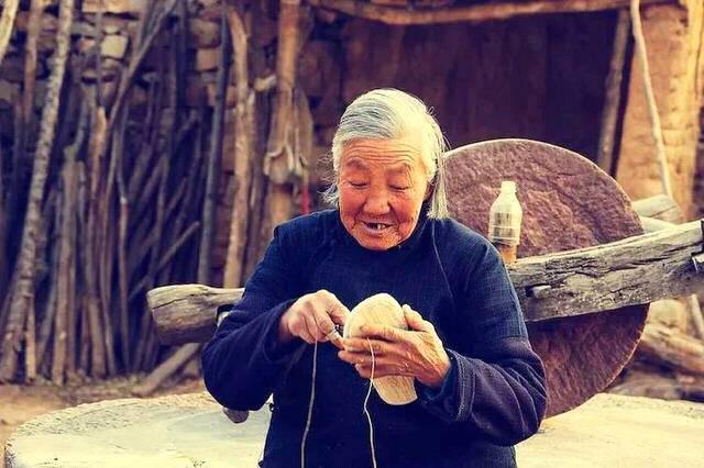 大姑姐來我家住半年多,大年三十阿嬤趕走她,我敬佩阿嬤有氣勢