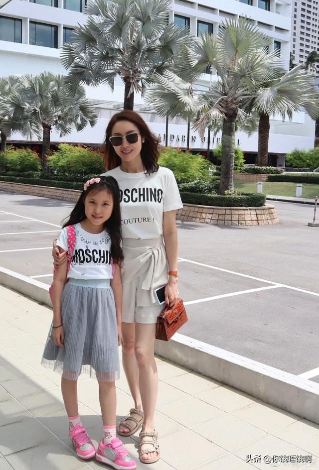 郭可盈去了幾天新加坡， 就換了三個愛馬仕包包！女兒清秀可人，笑起來模樣像極爸爸！