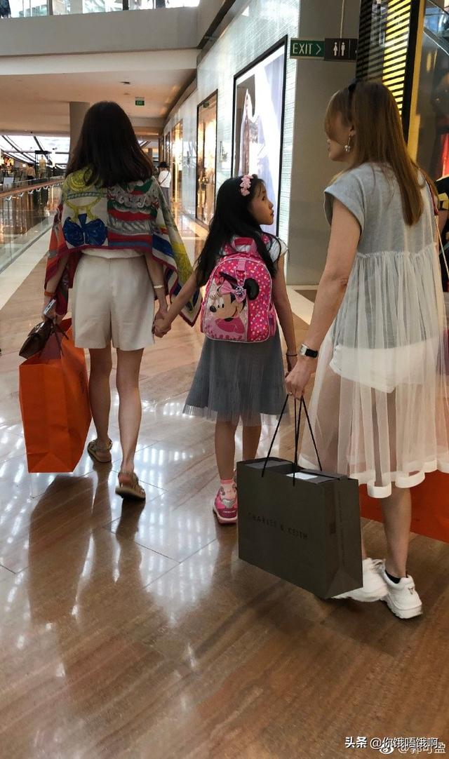 郭可盈去了幾天新加坡， 就換了三個愛馬仕包包！女兒清秀可人，笑起來模樣像極爸爸！