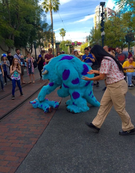 日本媽媽「把小孩扮成可愛毛怪」出門秒變焦點! 在迪士尼遇本尊「太興奮跌倒」下秒互動可愛到爆❤️