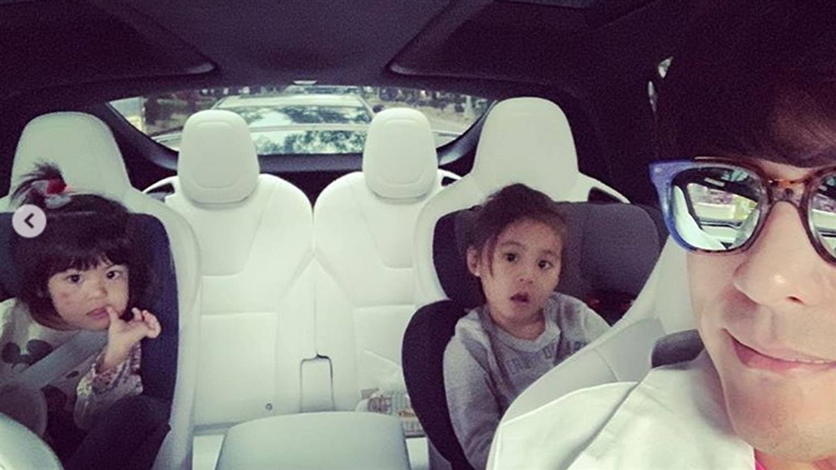 弄髒也不怕!修杰楷帶2女兒出遊「讓她們在新車狂吃」 網友驚見「內裝白色座椅」驚呼:是天價名車