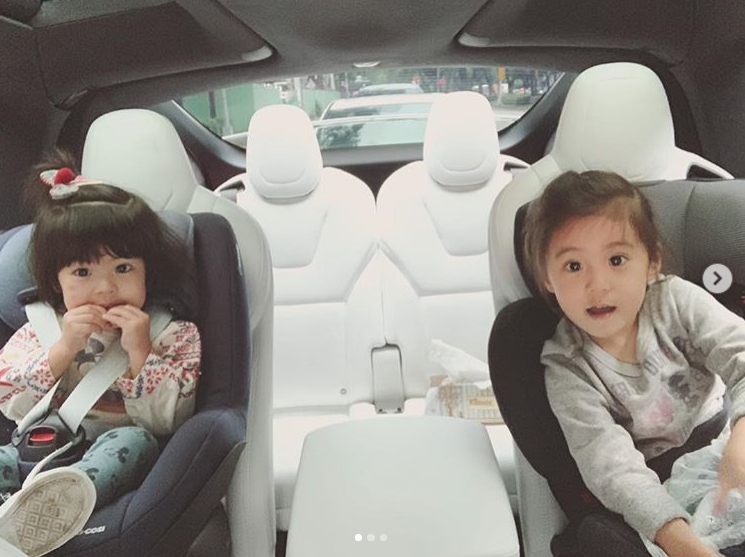 弄髒也不怕!修杰楷帶2女兒出遊「讓她們在新車狂吃」 網友驚見「內裝白色座椅」驚呼:是天價名車