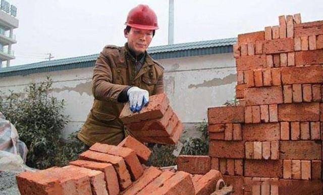 大學3年繼父不讓我回家，參加婚禮回去看母親，推開門我捂住嘴巴