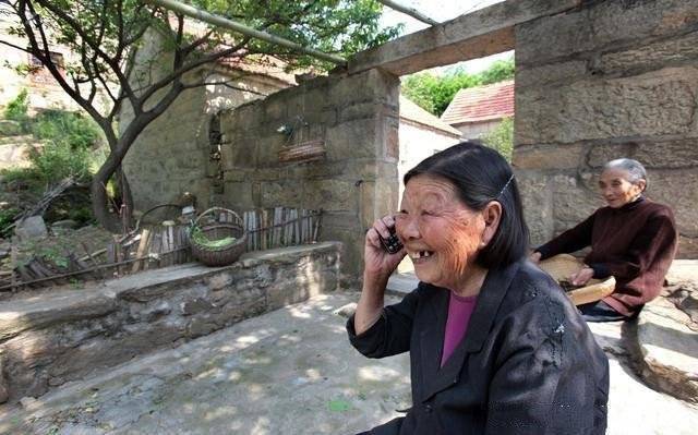 大學3年繼父不讓我回家，參加婚禮回去看母親，推開門我捂住嘴巴