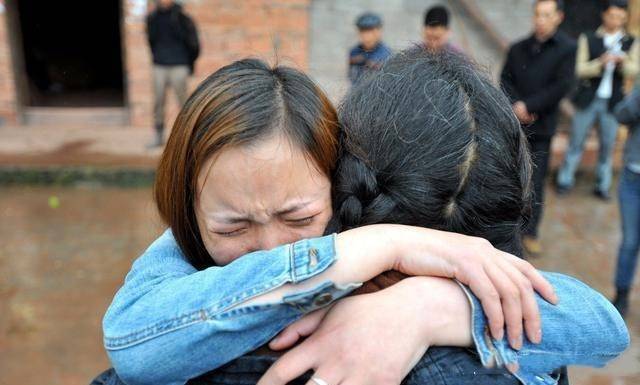 大學3年繼父不讓我回家，參加婚禮回去看母親，推開門我捂住嘴巴