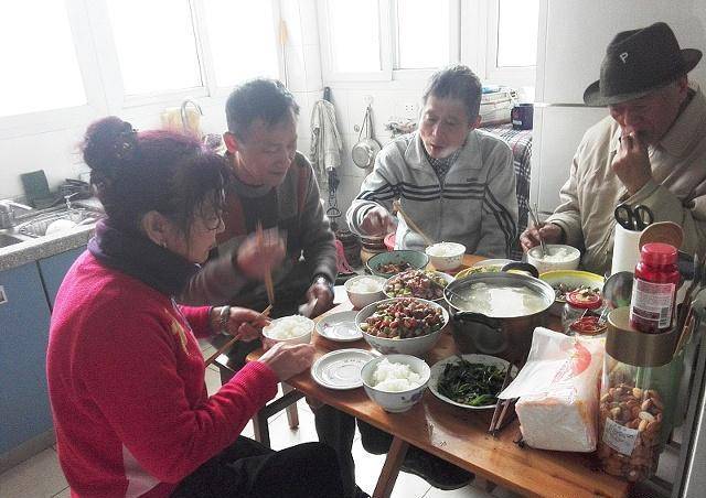 你會把存款留給孩子,還是用來養老?這位老人的做法值得學習