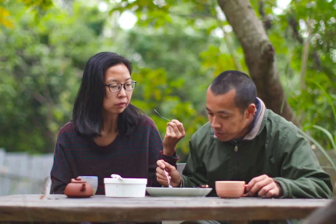 13年無房無車仍開心！高學歷夫妻「棄高薪當農民」，穿二手衣，每月只花100元養孩子