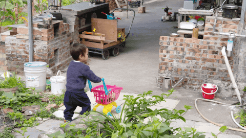 13年無房無車仍開心！高學歷夫妻「棄高薪當農民」，穿二手衣，每月只花100元養孩子