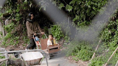 13年無房無車仍開心！高學歷夫妻「棄高薪當農民」，穿二手衣，每月只花100元養孩子