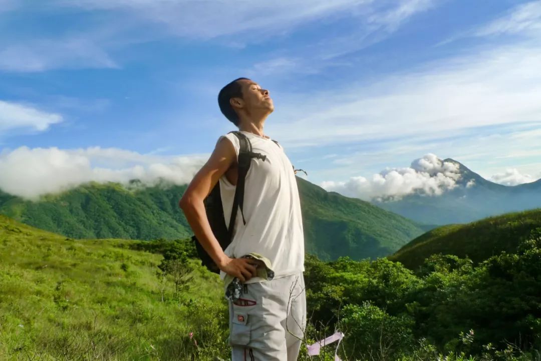 13年無房無車仍開心！高學歷夫妻「棄高薪當農民」，穿二手衣，每月只花100元養孩子