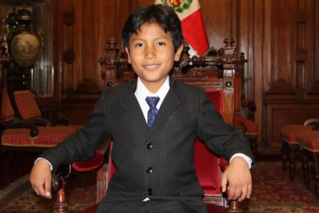 被老師罵瘋子，7歲男孩開「垃圾」銀行，自己當銀行行長，竟有2000人爭相存錢！