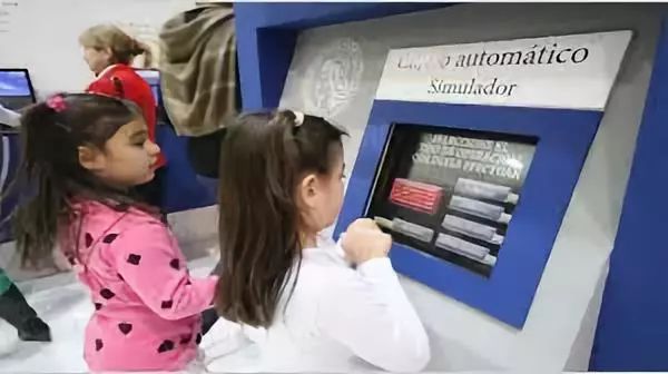 被老師罵瘋子，7歲男孩開「垃圾」銀行，自己當銀行行長，竟有2000人爭相存錢！