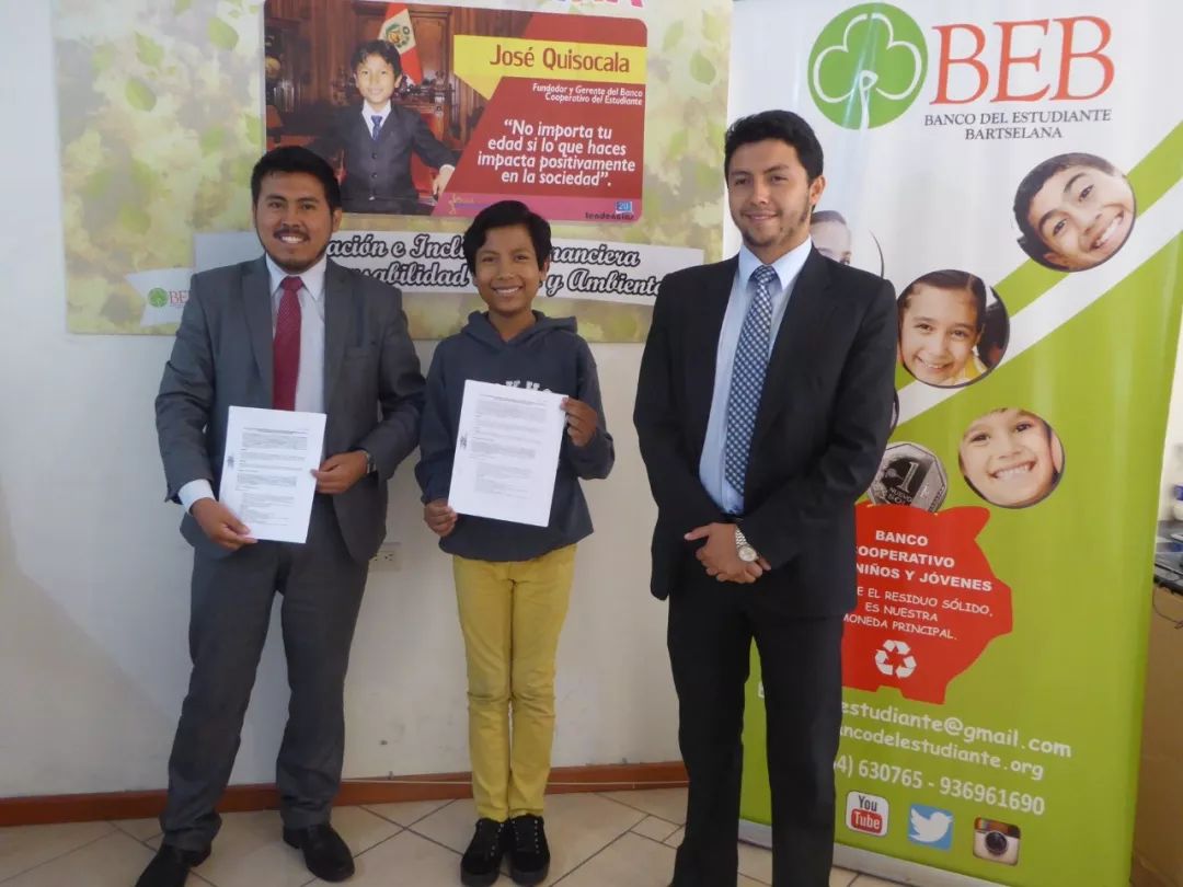 被老師罵瘋子，7歲男孩開「垃圾」銀行，自己當銀行行長，竟有2000人爭相存錢！