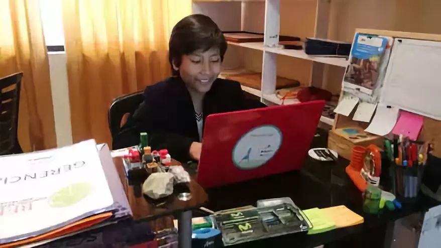 被老師罵瘋子，7歲男孩開「垃圾」銀行，自己當銀行行長，竟有2000人爭相存錢！