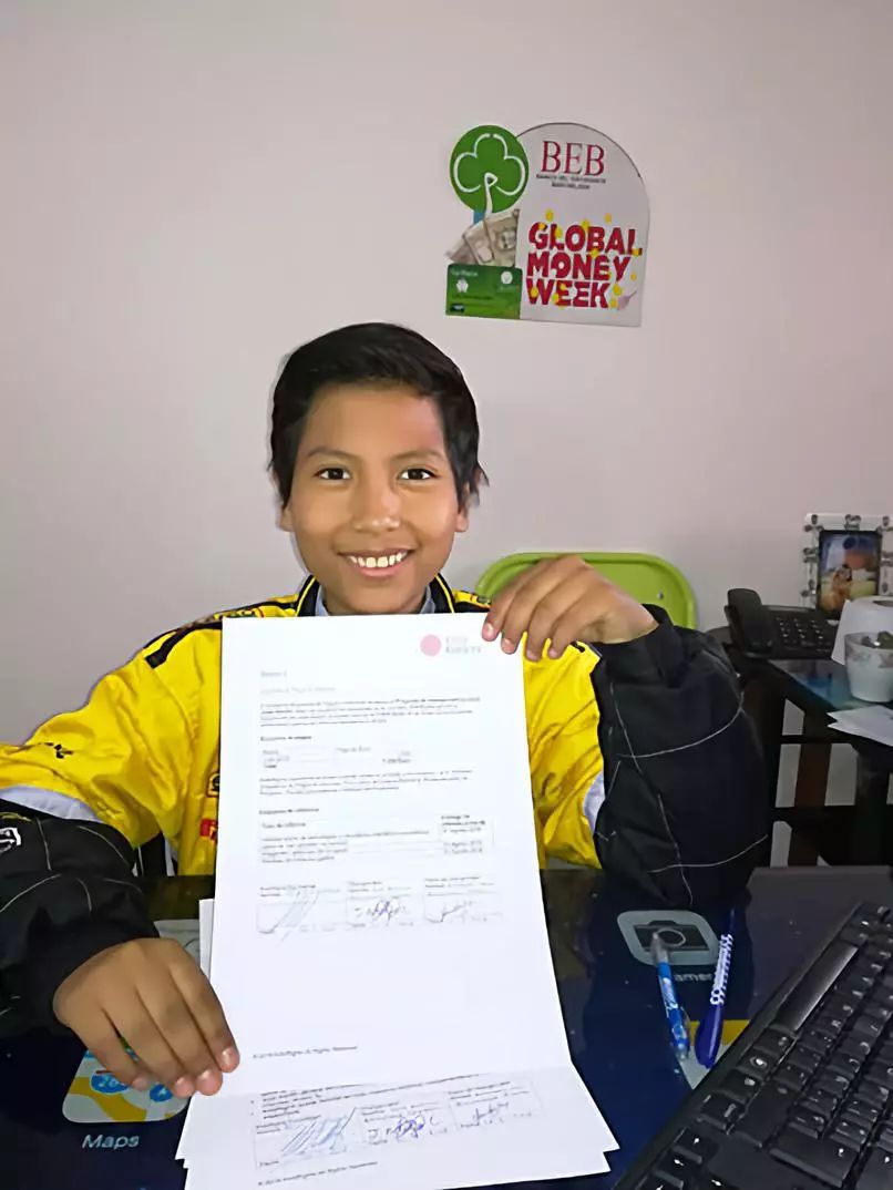 被老師罵瘋子，7歲男孩開「垃圾」銀行，自己當銀行行長，竟有2000人爭相存錢！