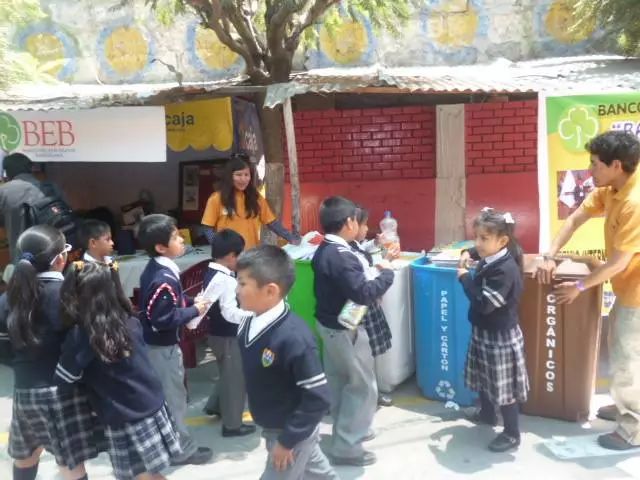 被老師罵瘋子，7歲男孩開「垃圾」銀行，自己當銀行行長，竟有2000人爭相存錢！