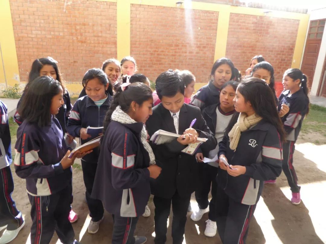 被老師罵瘋子，7歲男孩開「垃圾」銀行，自己當銀行行長，竟有2000人爭相存錢！