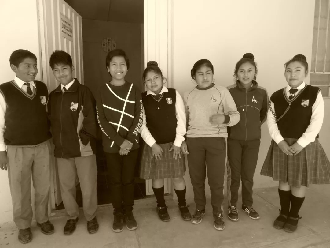 被老師罵瘋子，7歲男孩開「垃圾」銀行，自己當銀行行長，竟有2000人爭相存錢！