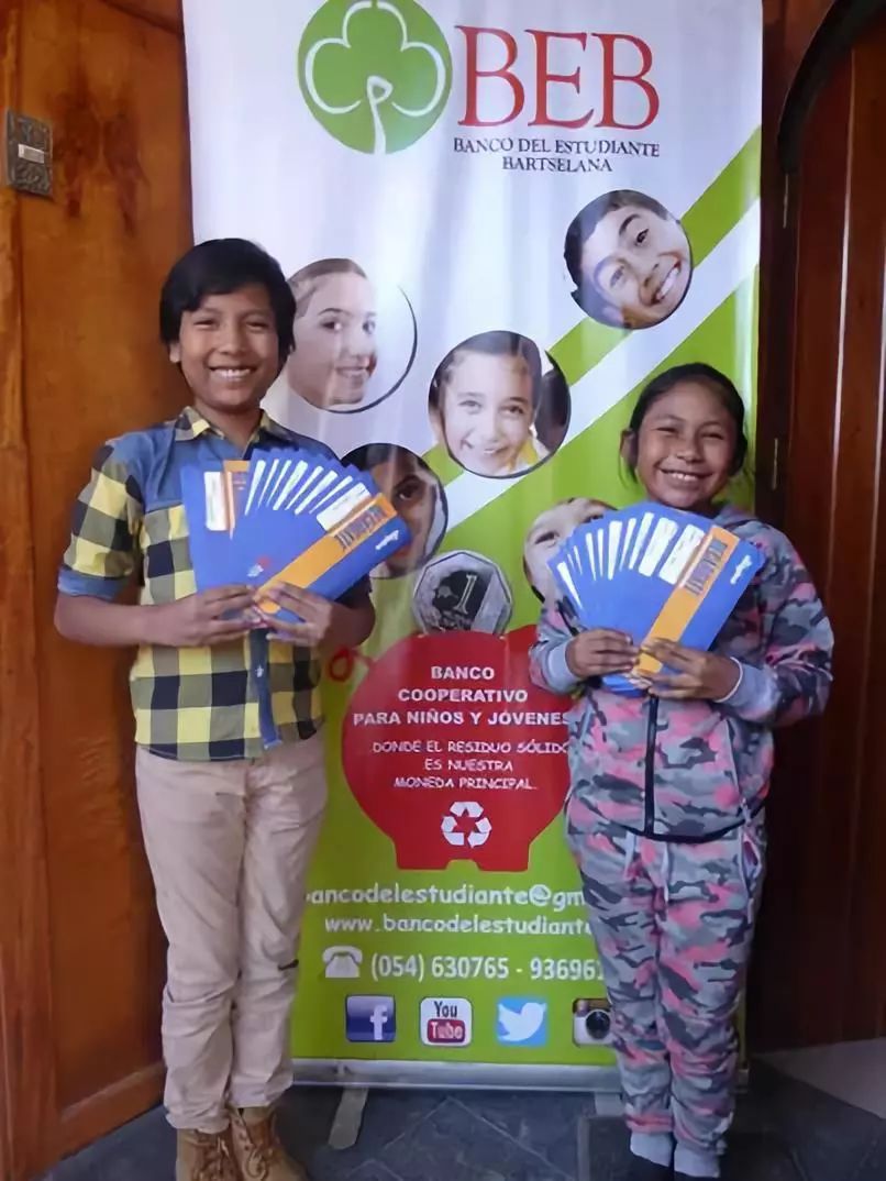 被老師罵瘋子，7歲男孩開「垃圾」銀行，自己當銀行行長，竟有2000人爭相存錢！