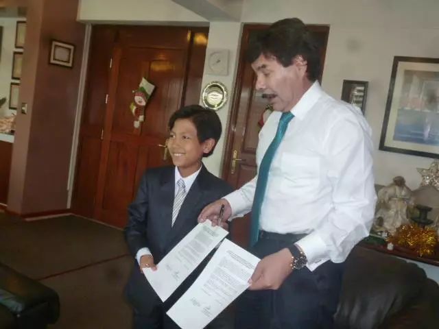 被老師罵瘋子，7歲男孩開「垃圾」銀行，自己當銀行行長，竟有2000人爭相存錢！