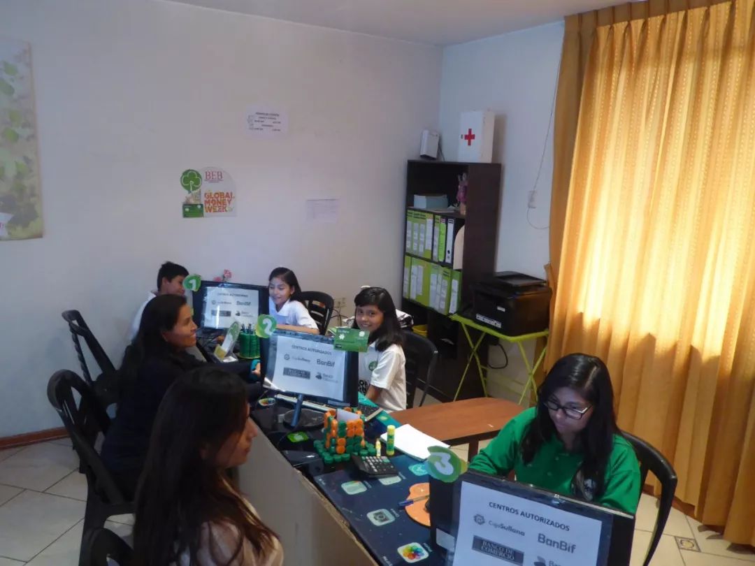 被老師罵瘋子，7歲男孩開「垃圾」銀行，自己當銀行行長，竟有2000人爭相存錢！