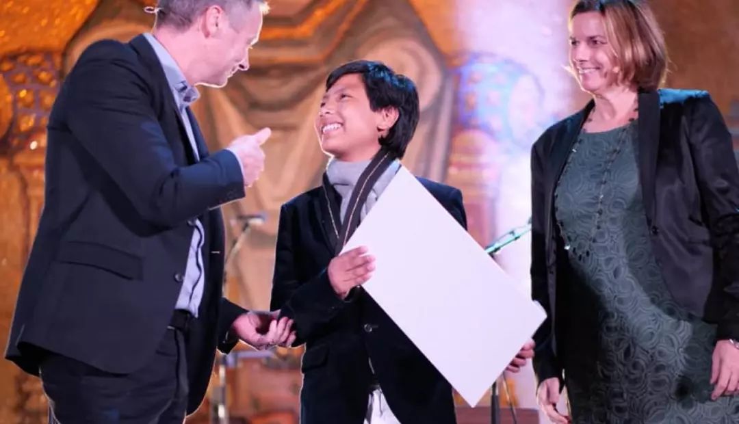 被老師罵瘋子，7歲男孩開「垃圾」銀行，自己當銀行行長，竟有2000人爭相存錢！