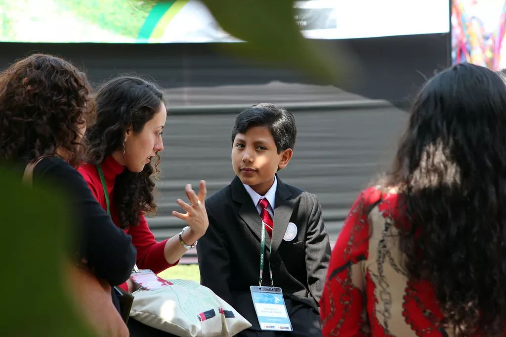 被老師罵瘋子，7歲男孩開「垃圾」銀行，自己當銀行行長，竟有2000人爭相存錢！