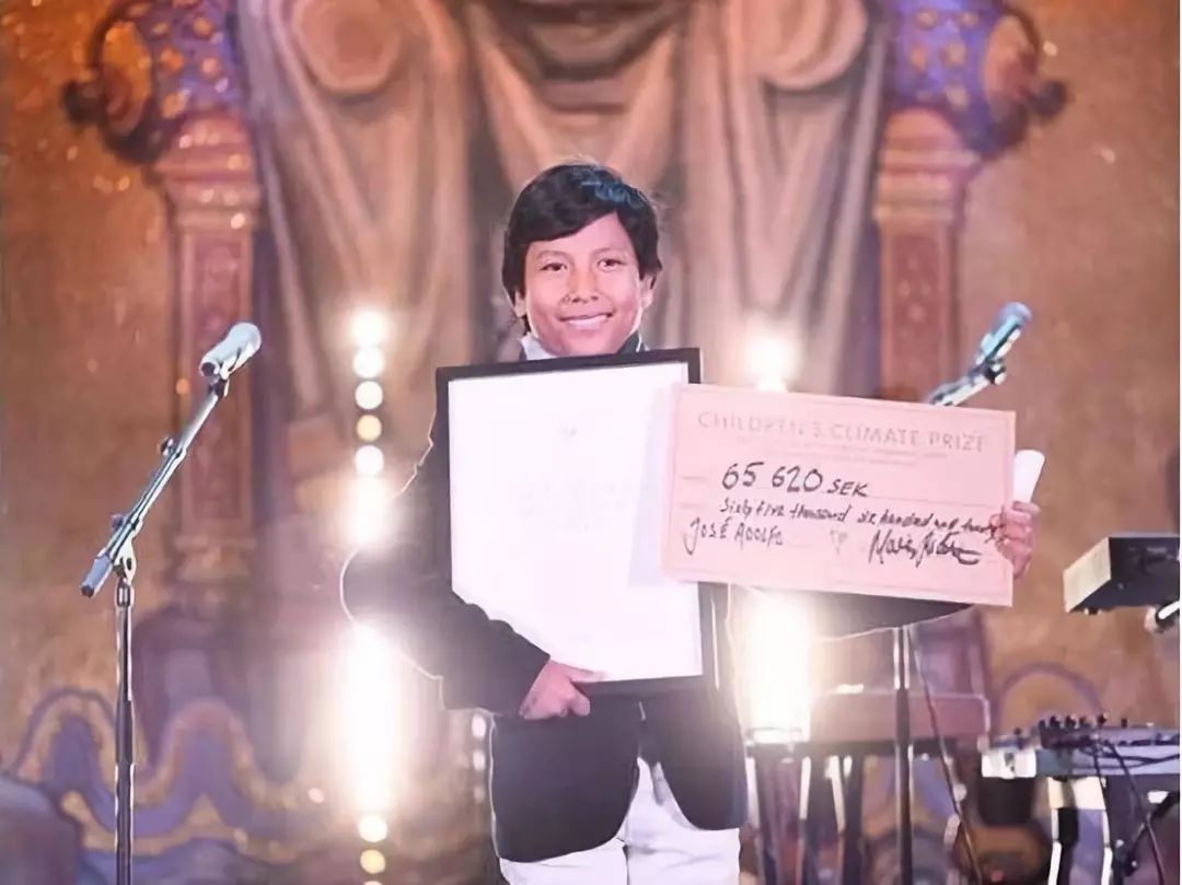 被老師罵瘋子，7歲男孩開「垃圾」銀行，自己當銀行行長，竟有2000人爭相存錢！