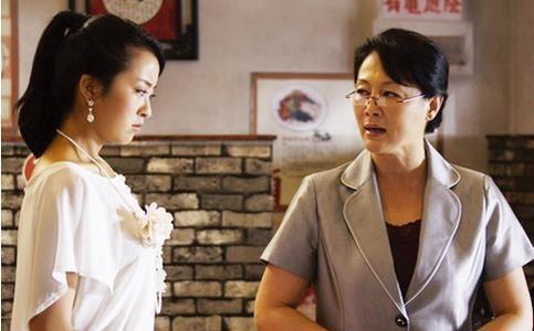 和婆婆吵架，我假裝回娘家，悄悄躲衣櫃聽到丈夫說話淚如雨下