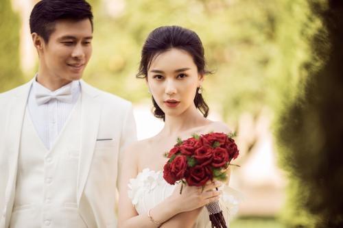 和婆婆吵架，我假裝回娘家，悄悄躲衣櫃聽到丈夫說話淚如雨下