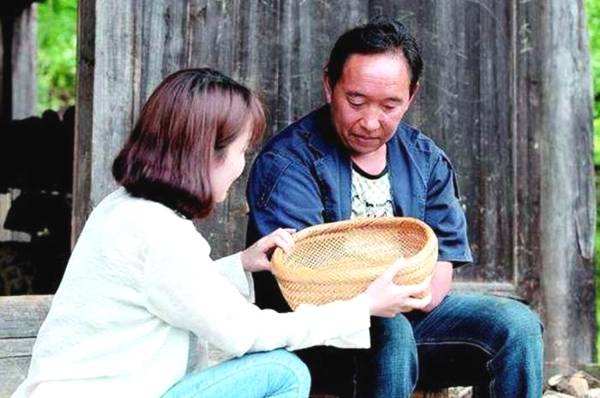 妹妹遠嫁3年不歸，父親讓我給她送玉米，看到開門的人我愣了 